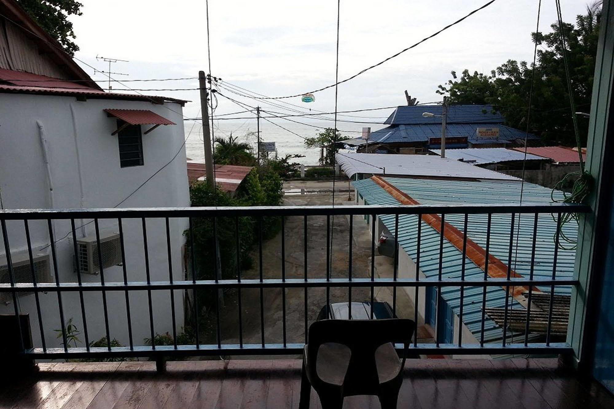 Baba'S Guest House By The Sea Batu Ferringhi Exterior photo