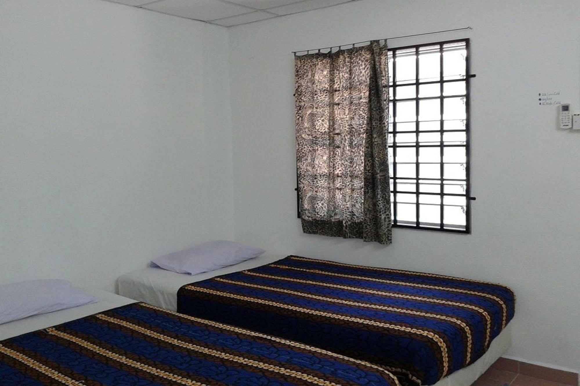 Baba'S Guest House By The Sea Batu Ferringhi Exterior photo